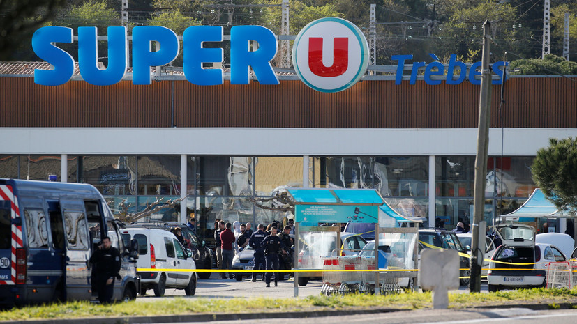 Во Франции скончался полицейский, обменявший себя на заложницу в супермаркете
