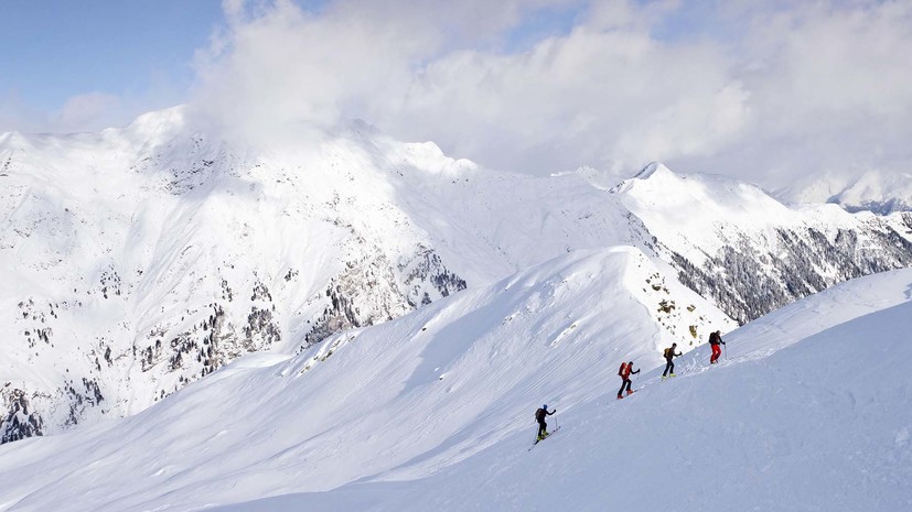 Три альпиниста погибли при сходе лавины в горах Японии