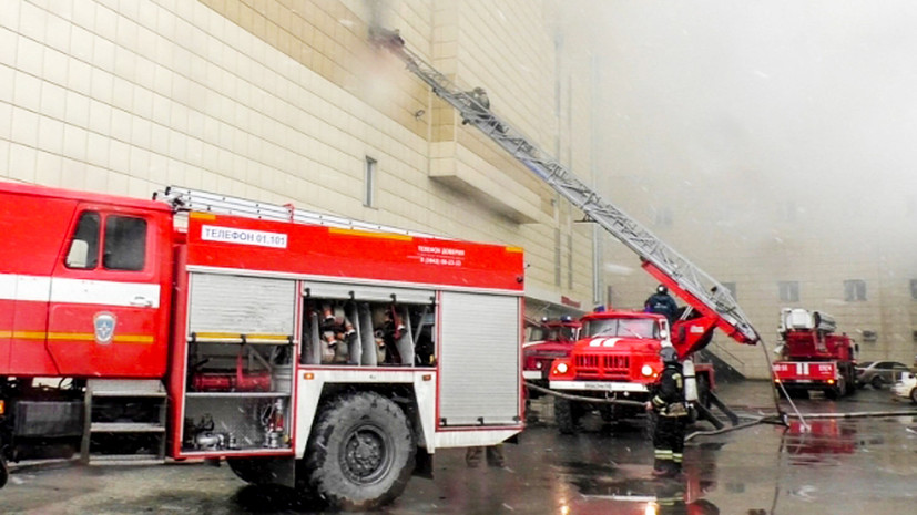 Местные жители рассказали об эвакуации при пожаре в ТЦ в Кемерове