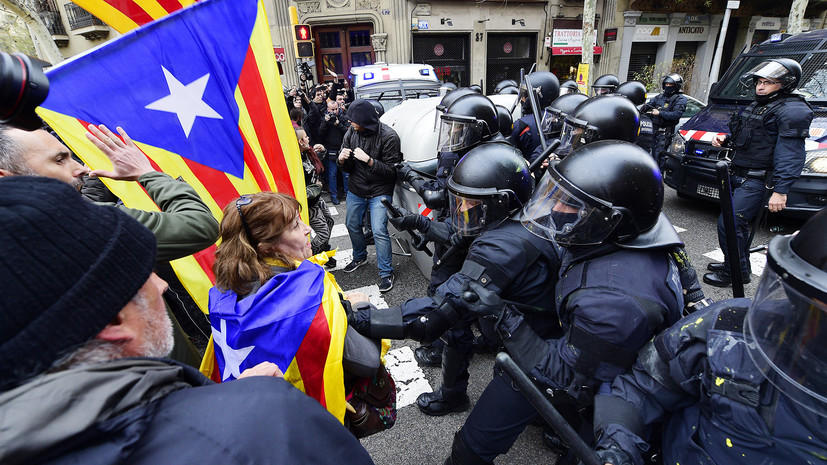 В Каталонии в ходе столкновений между полицией и протестующими пострадали 52 человека