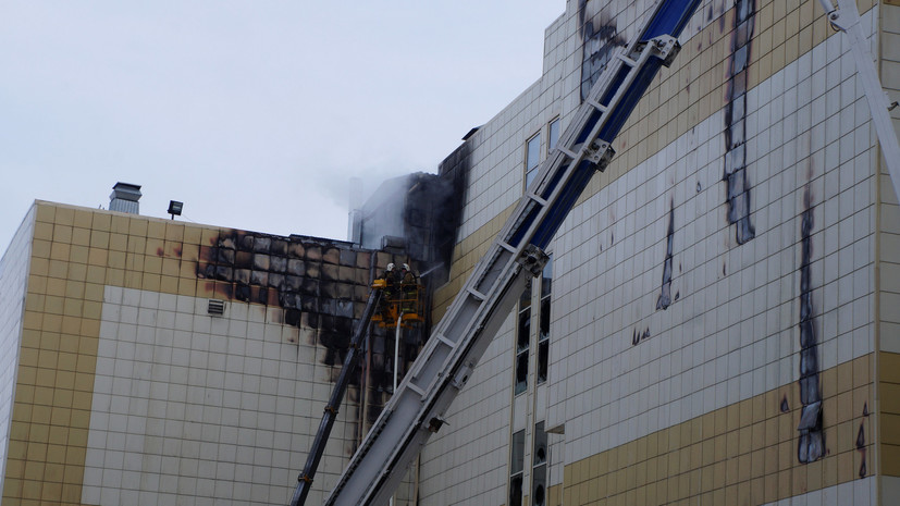 Спасатели обследовали все четыре этажа ТЦ в Кемерове