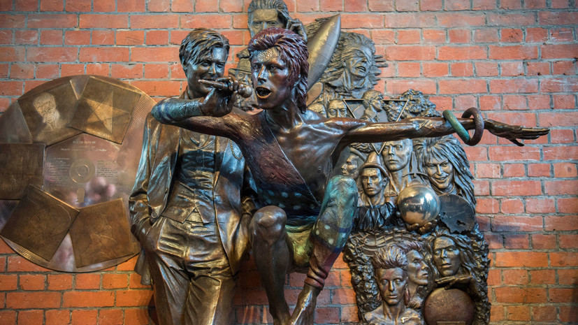 В Великобритании установили первый в мире памятник Дэвиду Боуи   