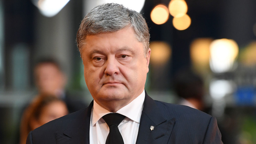 Знаменосцу почётного караула стало плохо во время выступления Порошенко