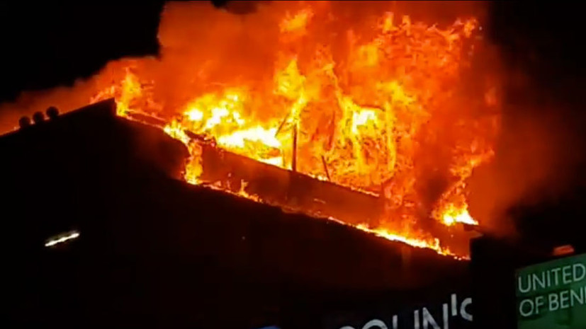 Торговый центр в Грозном эвакуируют из-за пожара в соседнем доме
