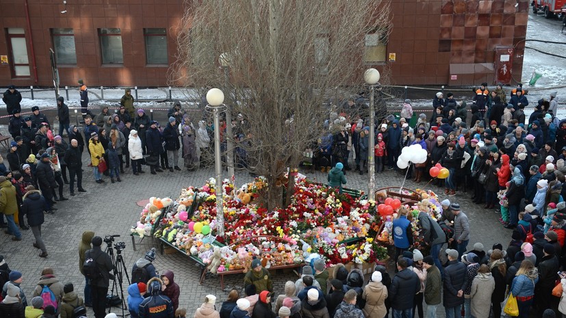 Путин возложил цветы у ТЦ в Кемерове в память о жертвах пожара