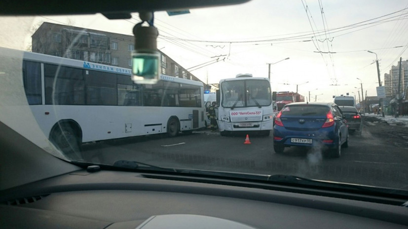 В Омске семь человек пострадали при ДТП с двумя автобусами