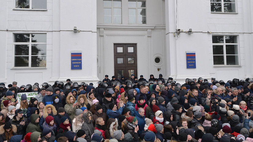 ОМОН обеспечивает порядок на митинге в Кемерове