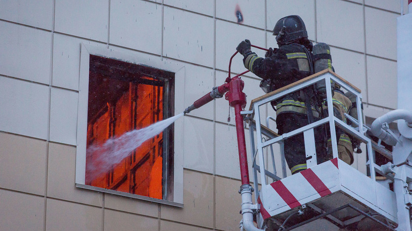 МЧС: к прибытию пожарных в кемеровском ТЦ горели уже три кинозала и зоопарк