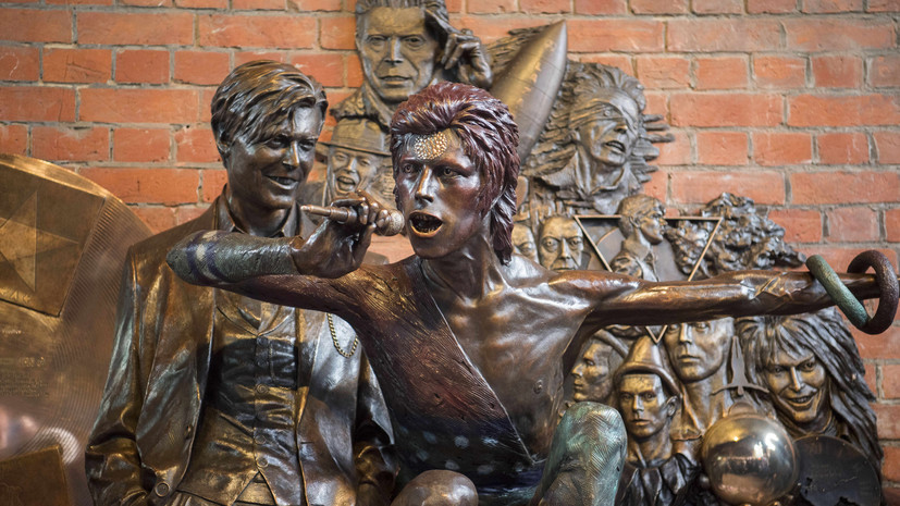 В Британии неизвестные разрисовали новый памятник Дэвиду Боуи