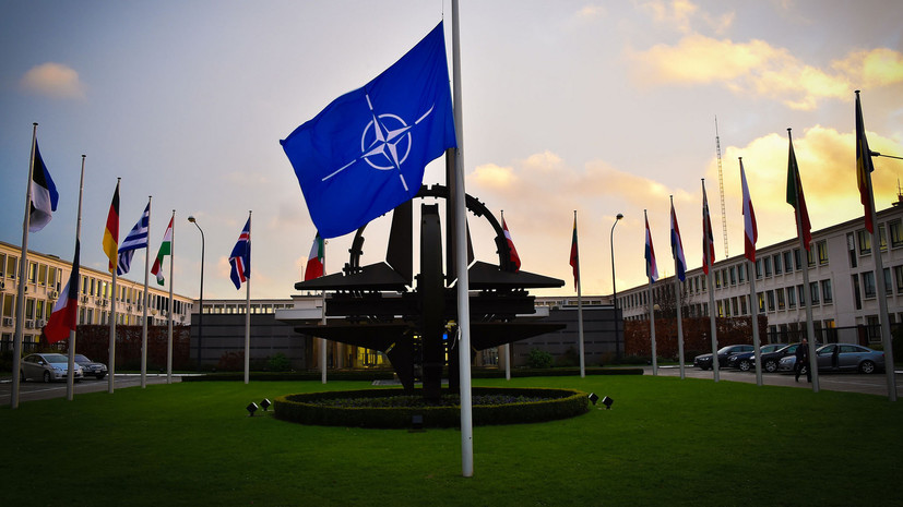 НАТО высылает семь российских дипломатов 