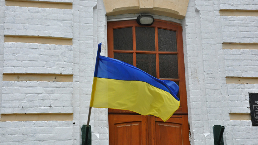 Объявленные на Украине персонами нон грата сотрудники российского посольства покинули страну