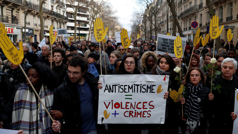 Тысячи человек вышли на марш против антисемитизма в Париже