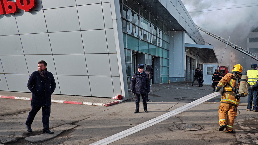 В МЧС сообщили о ликвидации пожара в автосалоне Петербурга
