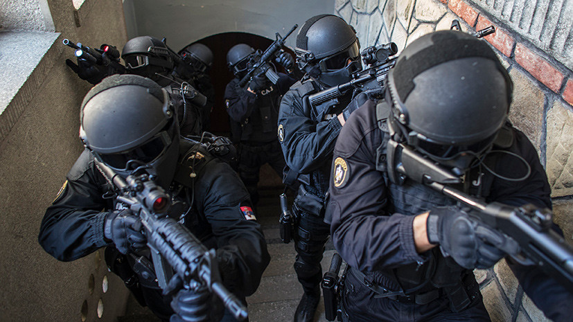 Угрожавший взорвать себя мужчина сдался полиции в Сербии