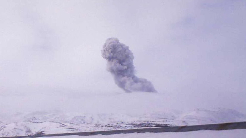 Вулкан Эбеко на Курилах выбросил почти трёхкилометровый столб пепла