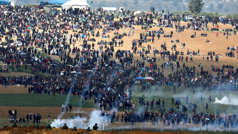 СМИ: В протестах на границе Израиля и сектора Газа участвуют тысячи палестинцев
