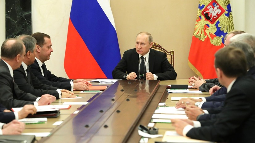 Путин обсудил с Совбезом России ответные меры после высылки рядом стран российских дипломатов