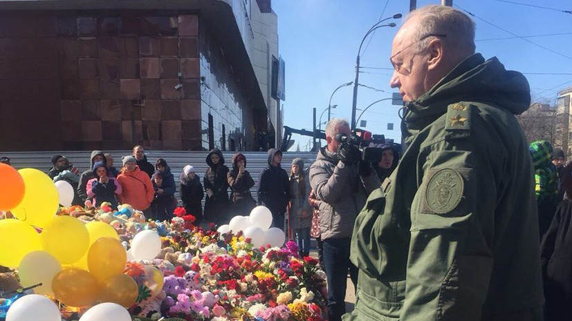 Бастрыкин возложил цветы к народному мемориалу в Кемерове