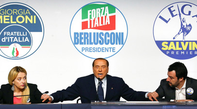 Сильвио Берлускони выступает во время встречи с Джорджией Мелони и  Маттео Сальвини в Риме