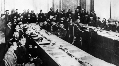 Заседание конференции в Брест-Литовске, во время которой был заключён Брестский мир, 1918 год