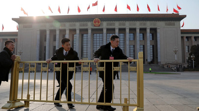 Сотрудники службы безопасности у Дома народных собраний, Пекин