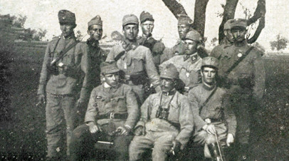 Сотник легиона Ю. Будзиновский со штабом своей сотни (ок. 1915 г.)