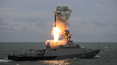 Малый ракетный корабль «Град Свияжск» запускает ракету «Калибр» 