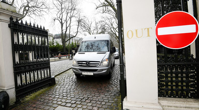 Автобус покидает посольство России в Лондоне