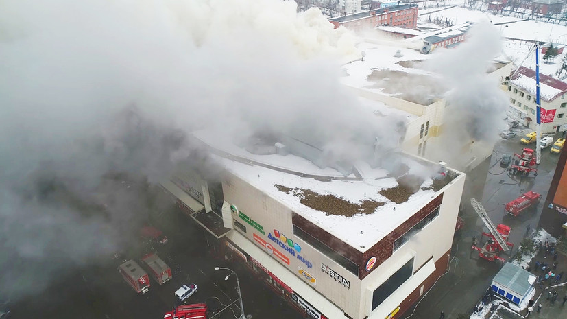 В МЧС рассказали о хронологии первоначальных действий пожарных в ТЦ в Кемерове