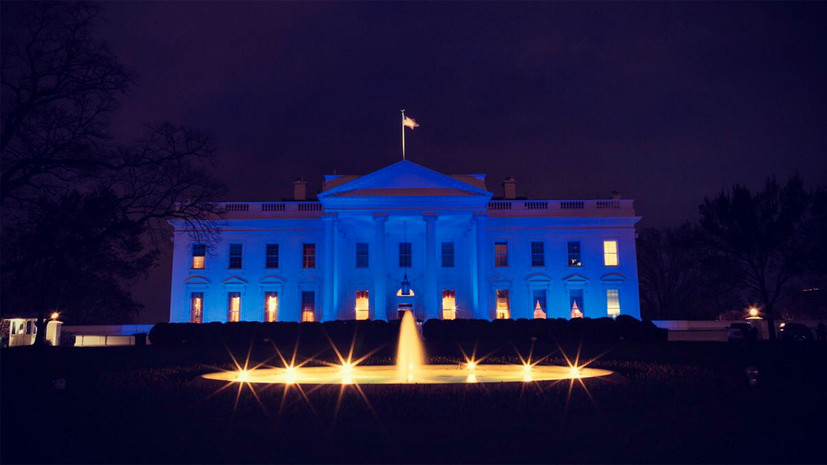 В США Белый дом подсветили синим цветом