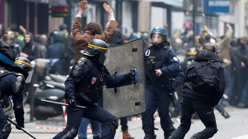 В ходе демонстрации в Париже полиция применила газ против участников протеста