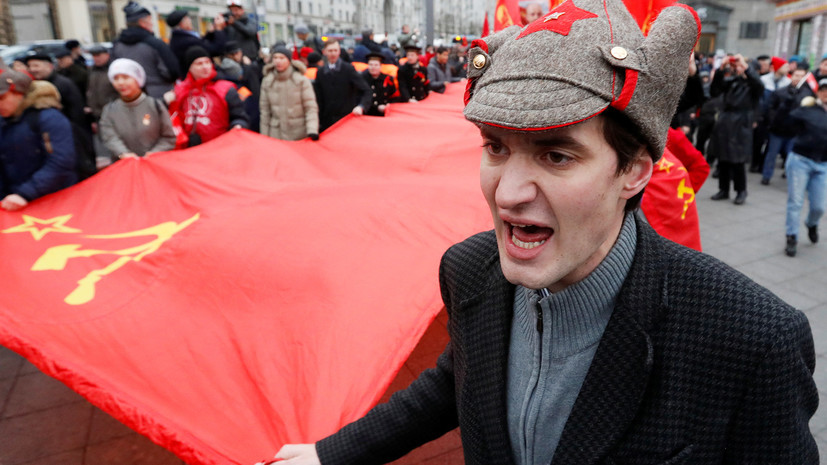 «Символ революции, победы и ностальгии»: как Красное знамя стало флагом российского государства