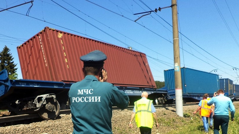 Источник: под Псковом два вагона грузового поезда сошли с рельсов