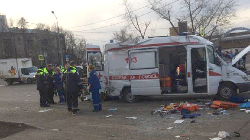 В Москве в ДТП с автомобилем скорой помощи пострадали три человека