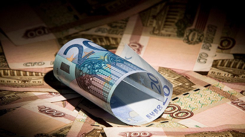 Курс евро превысил 72 рубля впервые с 3 августа 2017 года