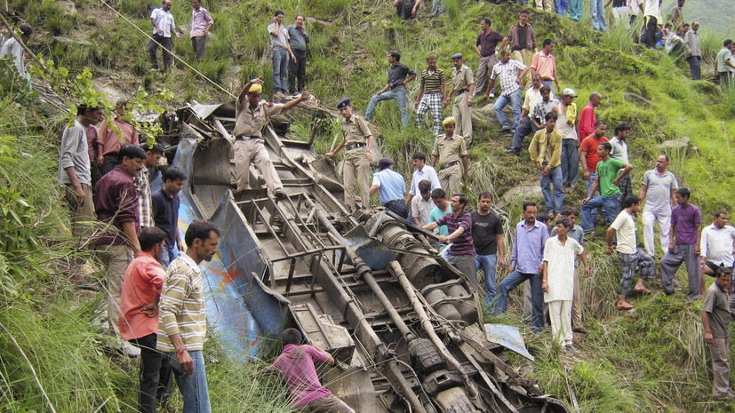 В Индии по меньшей мере 26 детей погибли при падении автобуса в ущелье