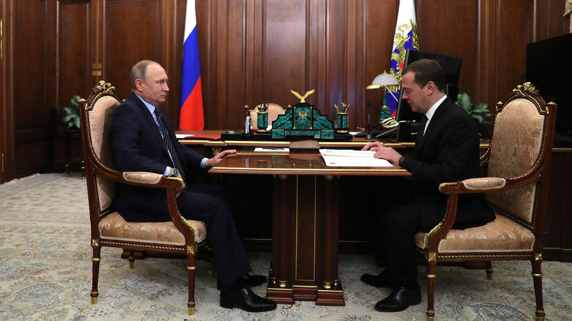 Путин поручил Медведеву проработать направления, где майские указы выполнены не на 100%