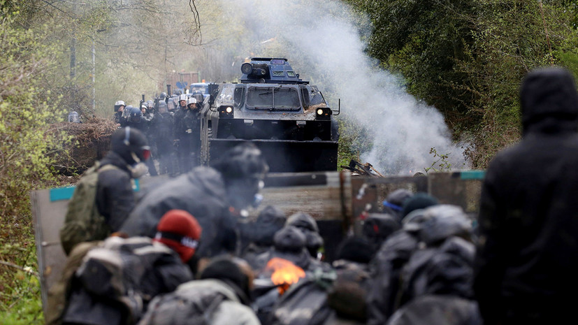 Во Франции вновь произошли столкновения между протестующими экологами и полицейскими