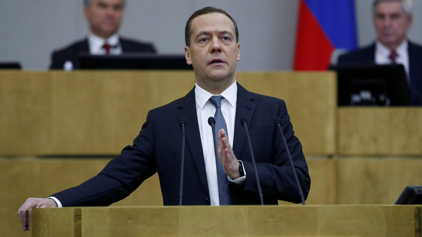 Медведев о санкциях США: в конечном счёте всё равно они бьют по обычным людям