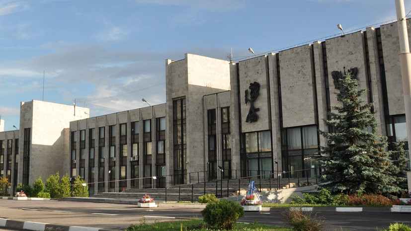 Полиция начала проверку по факту падения девушки из окна аудитории МГИМО