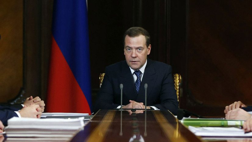 Доход Медведева снизился в прошлом году