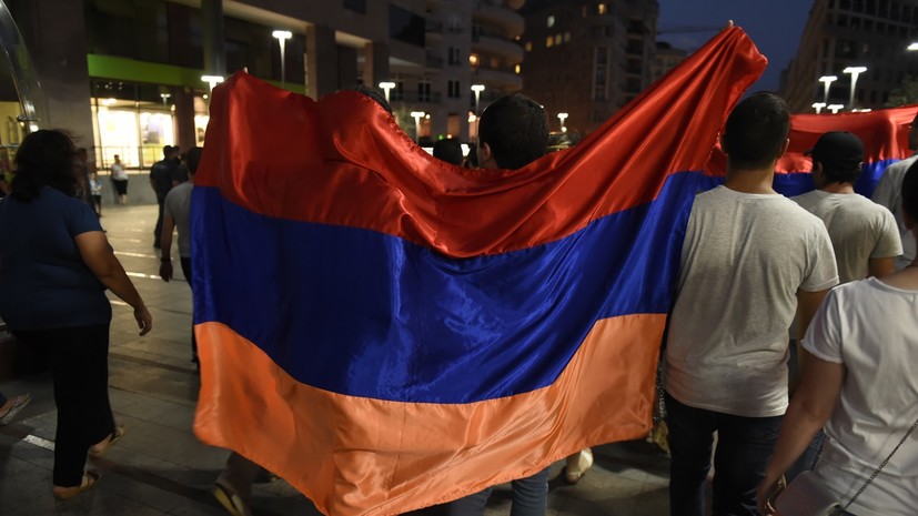 В центре Еревана протестующие ворвались в здание радиостанции
