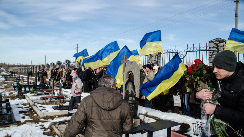 «Издевательство над людьми»: украинские власти предложили хоронить умерших в городских парках