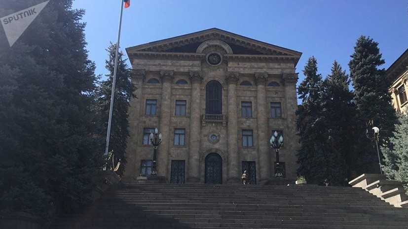 В Армении в здании парламента усилен режим безопасности