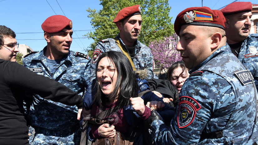 В полицейские отделения в Ереване доставлены 80 демонстрантов