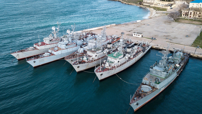 Покинувшие Крым офицеры ВМС Украины требуют от Порошенко предоставить жильё