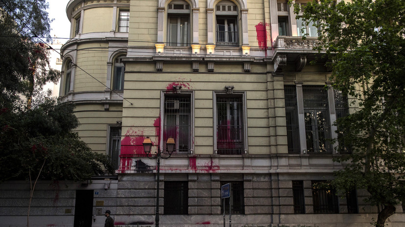 Французское посольство в Афинах облили краской из-за участия в ударе по Сирии