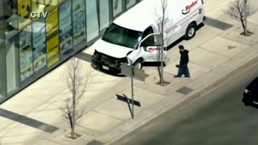 СМИ сообщили о задержании водителя микроавтобуса, наехавшего на пешеходов в Торонто