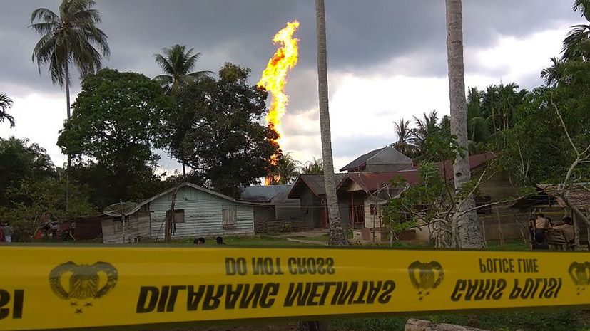 В Индонезии десять человек погибли в результате пожара на нефтяной скважине