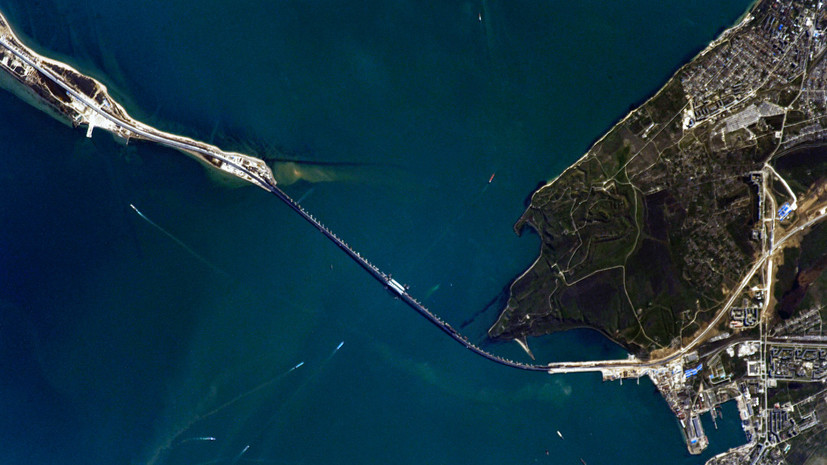Российский космонавт сфотографировал с МКС Крымский мост 